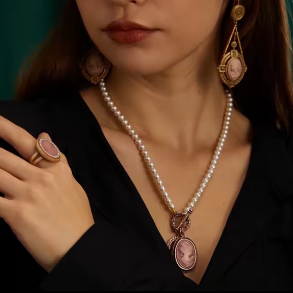 Vintage Aristocrat’s Cameo Antique Brass Masterpiece Ring - Picture 7 of 9